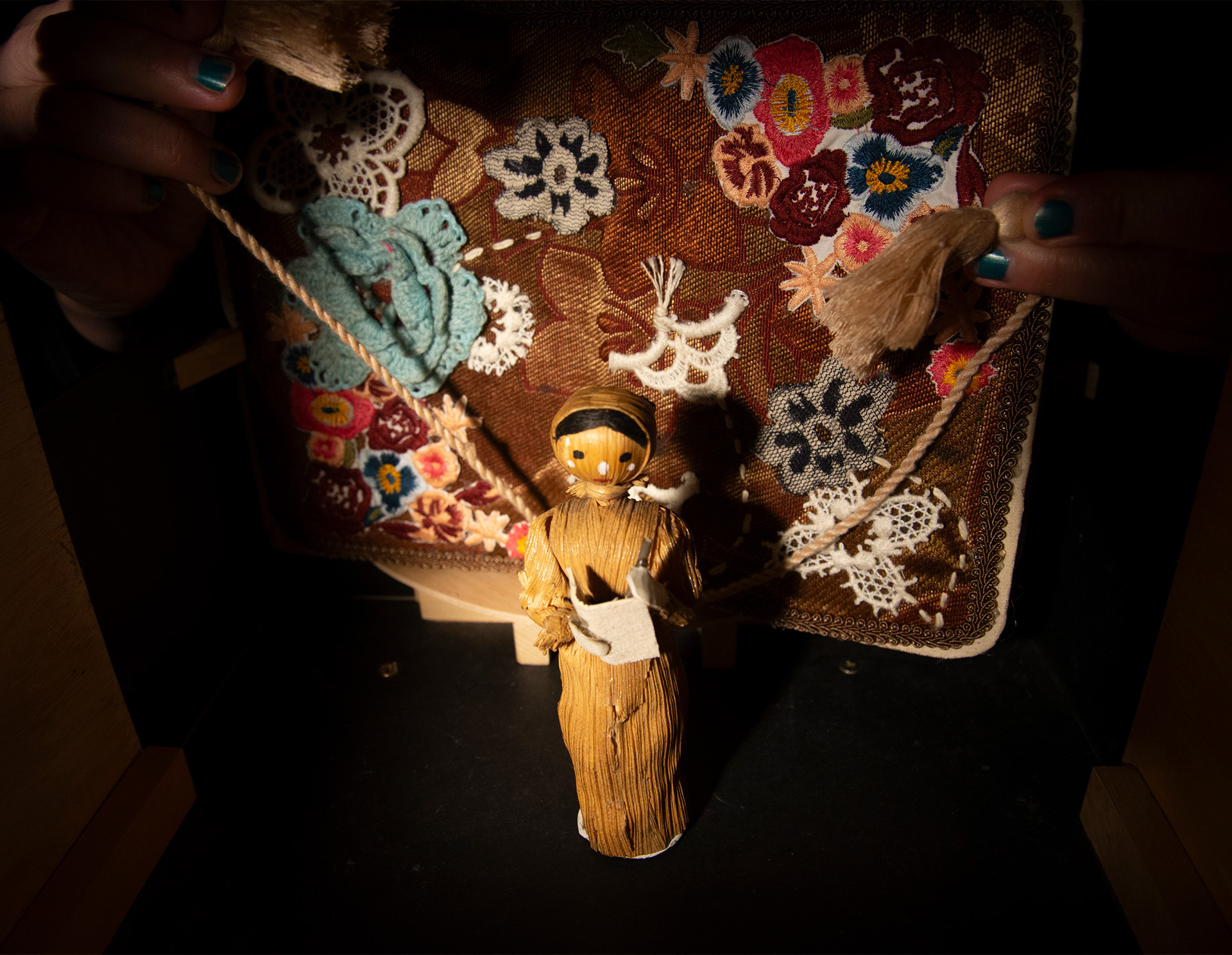 Cordón de Recuerdos. Poesía visual en Teatro Lambe Lambe con referencia Mistraliana