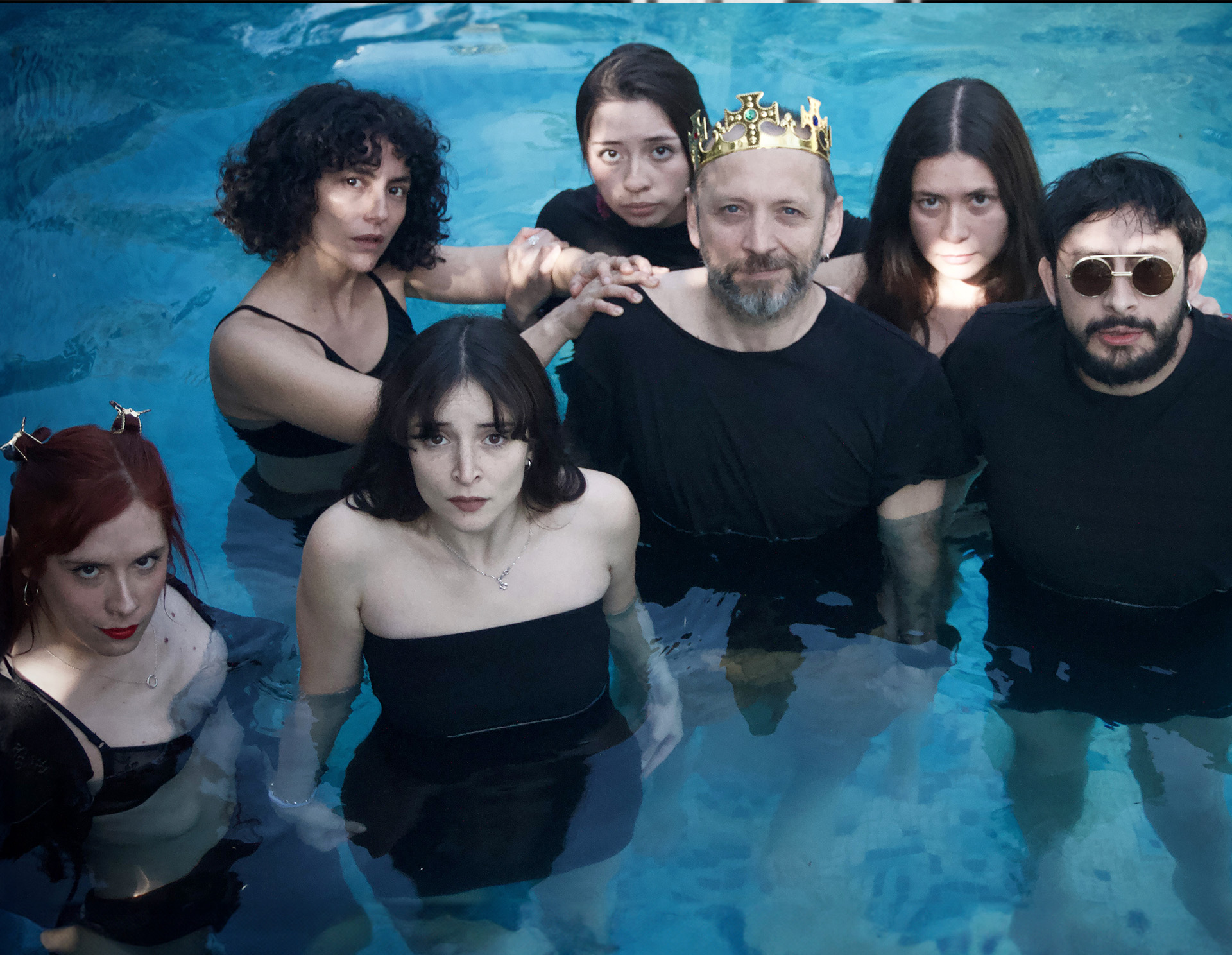 Una corona en el fondo de una piscina